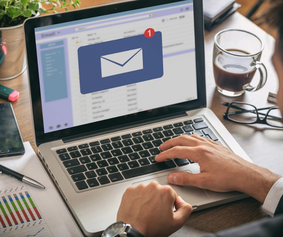 Persona recibiendo un mail marketing